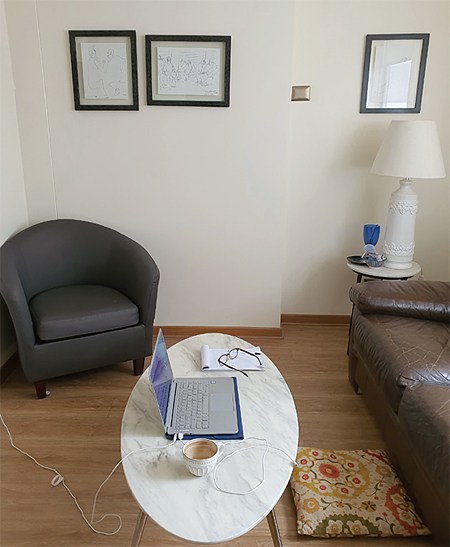 지난 3개월간 필자의 충실한 강의실이 되어준 온라인 수업장인 숙소 거실의 모습.