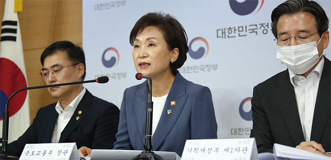 김현미 국토교통부 장관(가운데)이 6·17 부동산 대책을 발표하고 있다. ⓒphoto 연합