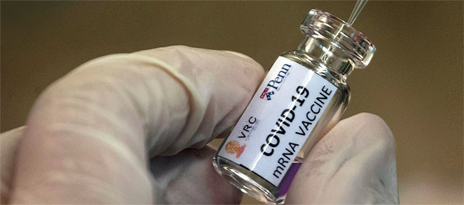 태국 쭐랑롱꼰대학교 부설 백신 연구센터에서 한 연구원이 실험용 코로나19 백신을 들고 있다. ⓒphoto 뉴시스