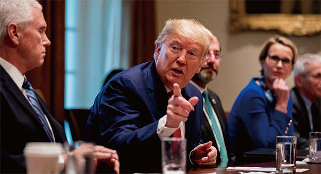 도널드 트럼프 미국 대통령이 지난 3월 2일(현지시각) 백악관에서 코로나19와 관련해 제약회사 임원들과 회담하고 있다. ⓒphoto 뉴시스