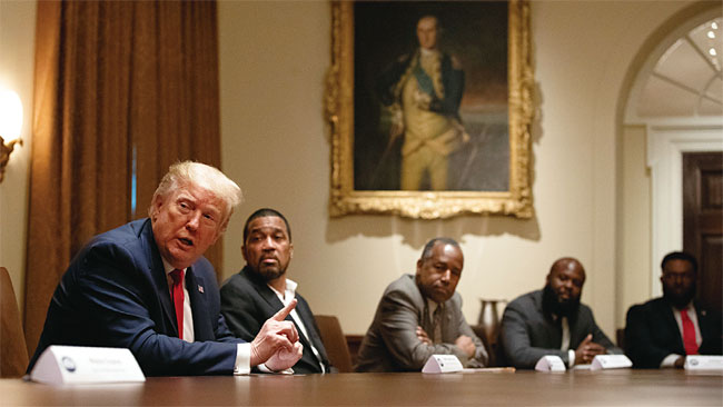 트럼프 대통령이 지난 6월 10일(현지시각) 워싱턴 백악관에서 흑인 지도자들과 깜짝 면담을 가졌다. ⓒphoto 뉴시스