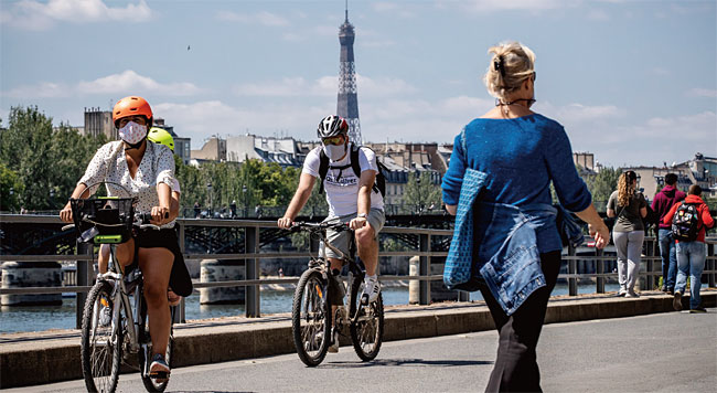 자전거를 타는 파리 시민들. 지난 6월 프랑스 지방선거에서는 자전거도로 건설 등 친환경적 도심 개발을 내세운 후보들이 대거 당선됐다. ⓒphoto 연합