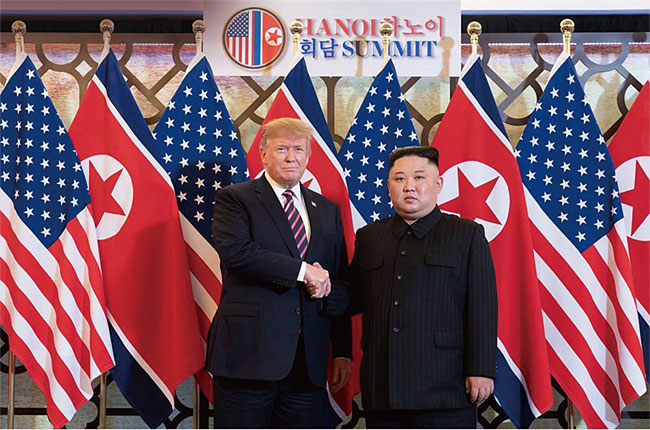 트럼프 미국 대통령과 김정은 북한 국무위원장이 지난해 2월 28일 하노이 정상회담에서 악수하고 있다. ⓒphoto 백악관