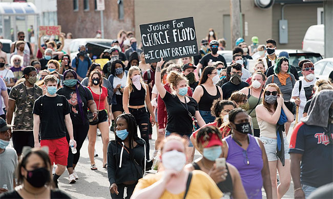 미국 시민들이 코로나19 때문에 마스크를 쓰고 인종차별 반대시위를 벌이고 있다. ⓒphoto flickr