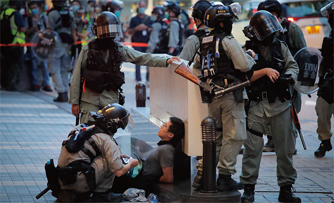 지난 7월 2일(현지시각) 홍콩에서 경찰이 홍콩반환기념일 시위자를 붙잡고 있다. ⓒphoto 뉴시스
