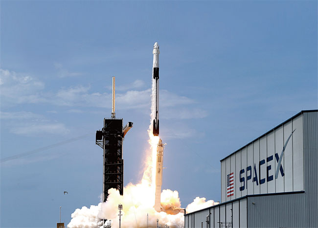 지난 5월 30일 스페이스X의 ‘펠컨9’ 로켓이 첫 민간 유인우주선 ‘크루드래건’을 싣고 이륙하고 있다. ⓒphoto 연합