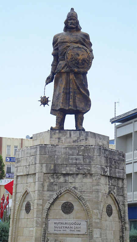 코나에 있는 셀주크투르크의 통치자 술라이만 이븐 쿠탈미시의 동상.