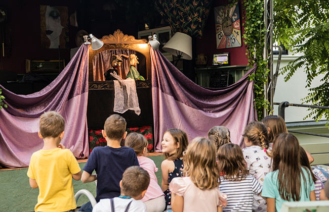 어퍼 자그레브 공원에서 아이들을 위해 인형극 공연하고 있다. ⓒphoto 이경민