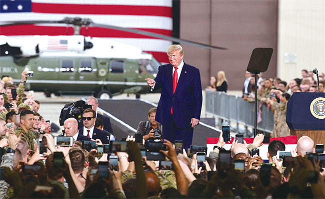 트럼프 미국 대통령이 지난해 6월 30일 오산기지를 방문해 주한미군 장병들을 격려하고 있다. ⓒphoto USFK