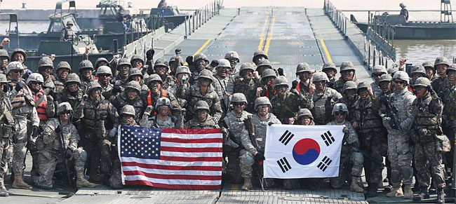 한국군과 주한미군이 연합훈련의 일환으로 부교 설치를 마치고 기념촬영을 하고 있다. ⓒphoto US Army