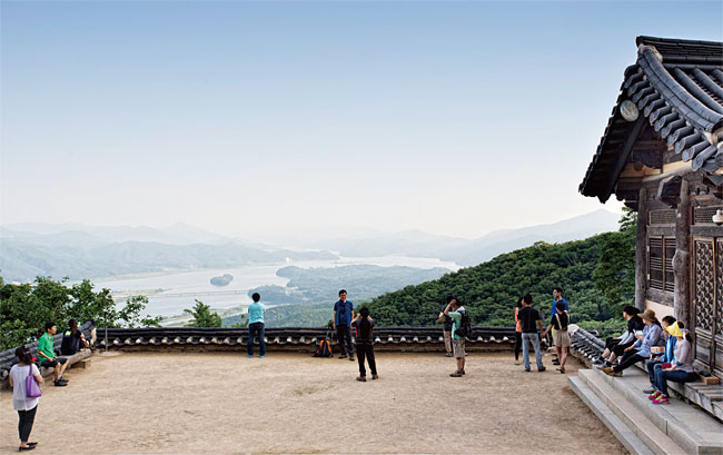 남양주시 수종사는 남한강과 북한강이 만나는 두물머리가 눈앞에 펼쳐지는 광경을 가장 잘 볼 수 있는 곳이다. ⓒphoto 이경호 영상미디어 기자