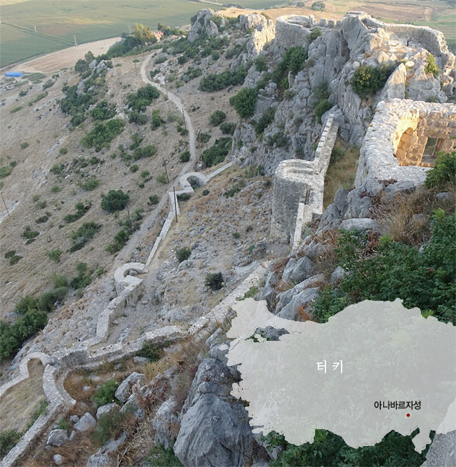 레반틴 바다에서 북쪽으로 70㎞ 정도 떨어져 있는 아나바르자성. 150m 높이 수직 바위 위에 세워진 십자군의 성이다.