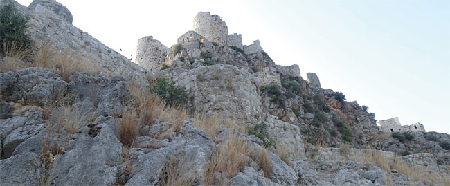 십자군 성은 보통 3개 구역으로 나뉘어 있는데 2구역부터는 사다리를 타고 절벽을 넘어야 들어갈 수 있다.