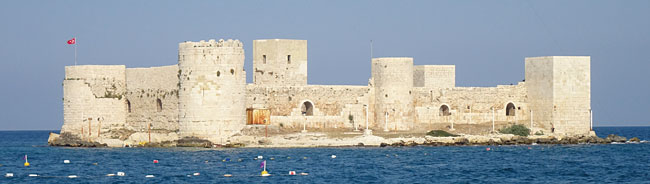육지에서 300m 떨어진 메르신 바다 섬에 들어선 해상 공격용 십자군 성 키즈카레시.