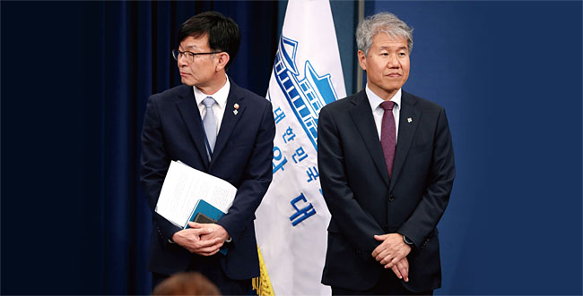 김상조 신임 정책실장(왼쪽)과 퇴임하는 김수현 정책실장이 지난해 6월 21일 청와대 춘추관에서 인사말 순서를 기다리고 있다. ⓒphoto 뉴시스