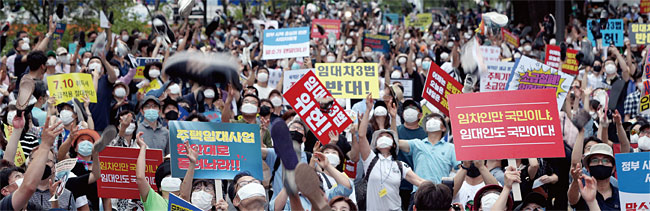 지난 7월 25일 서울 종로 예금보험공사 앞에서 문재인 정부의 부동산 정책에 항의하는 시위가 벌어지고 있다. ⓒphoto 뉴시스
