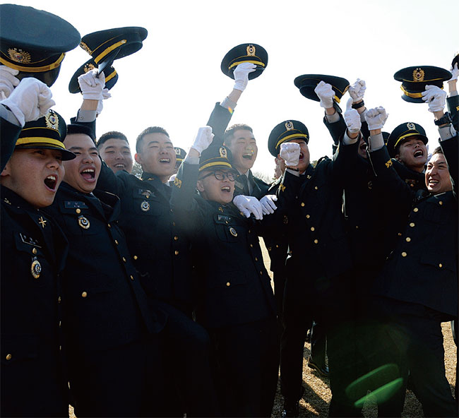 2017년 2월 24일 전북 익산시 육군부사관학교에서 임관식이 열린 가운데 신임 하사들이 환호성을 지르고 있다. ⓒphoto 뉴시스