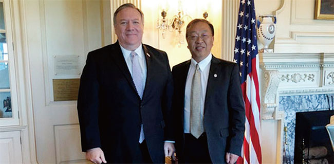 마일스 위 미 국무부 중국정책 수석고문(오른쪽)과 폼페이오 장관. ⓒphoto DOS