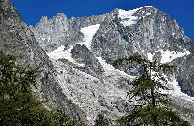 서유럽 최고봉인 알프스 산맥 몽블랑 빙하 일부가 기후변화로 붕괴 위기에 처하면서 지난  8월 7일 인근 주민 대피령이 내려졌다. 사진은 알프스 마을 쿠르마뉴르 인근 계곡으로 녹은 빙하물이 흘러내리고 있다. ⓒphoto 뉴시스