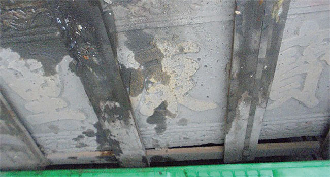인천항 보세창고 컨테이너 속에 있는 상하이 보강리 석고문에 붙어 있던 표지석. ⓒphoto 오광택