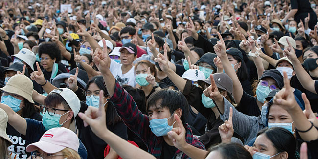 ‘독재타도’ ‘민주주의 만세’ 등의 구호를 외치고 있는 태국 시위대. ⓒphoto 뉴시스