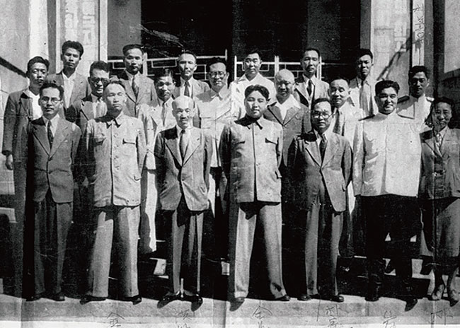 1948년 북한 초대 내각 합동사진. 김일성 수상(앞줄 왼쪽 네 번째)과 옆의 홍명희 부수상(왼쪽 세 번째)이 보인다. 일제 전범 기록이 존재하는 홍명희를 비롯해 초대 내각 요직 중 16명 정도가 친일파였다.