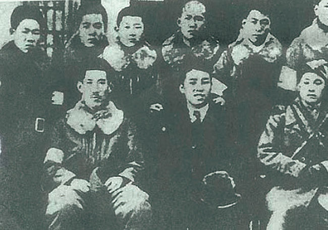 김일성(앞줄 가운데)과 북한 제1대 공군사령관을 지낸 이활(앞줄 왼쪽). 이활은 일본군 나고야 항공학교 출신이다.