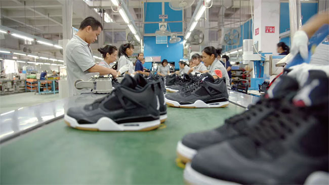 중국의 나이키 생산공장 컨베이어벨트에서 근로자들이 ‘에어조던’ 운동화를 만들고 있다. ⓒphoto 나이키