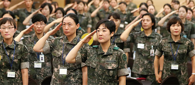 2018년 9월 6일 서울 용산구 국방컨벤션에서 열린 제68주년 여군창설일 기념 워크숍에 참석한 여군들이 국기에 대한 경례를 하고 있다. ⓒphoto 뉴시스