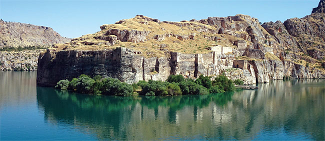 룸칼레 성 앞 유프라테스강이 만들어낸 호수는 깊고도 넓다. 룸칼레는 ‘로마성’이란 의미지만 4500년 전 히타이트 시대 때부터 이미 활용되어온 성이다.