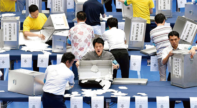 지난해 7월 21일 실시된 일본 참의원 선거 개표. ⓒphoto 뉴시스