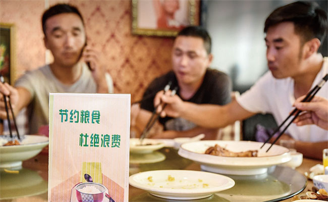 중국의 한 식당 테이블에 음식을 낭비하지 말라는 안내문이 놓여 있다. ⓒphoto breakingasia.com