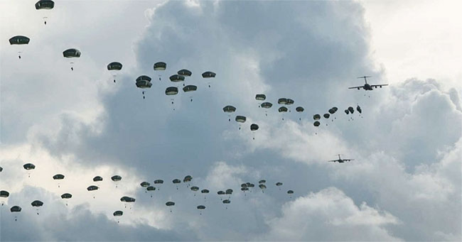 지난 6월 괌을 남중국해의 인공섬으로 상정해 낙하 훈련을 벌이는 미군. ⓒphoto US Army