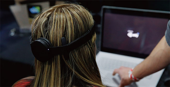 CES 2020에서 뇌파를 읽어내는 헤드셋을 체험해보고 있는 한 여성. ⓒphoto 뉴시스