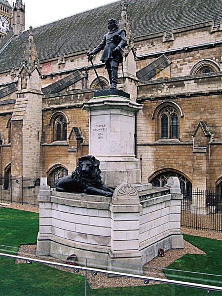 영국 런던 웨스트민스터사원에 있는 크롬웰 동상. ⓒphoto 위키피디아