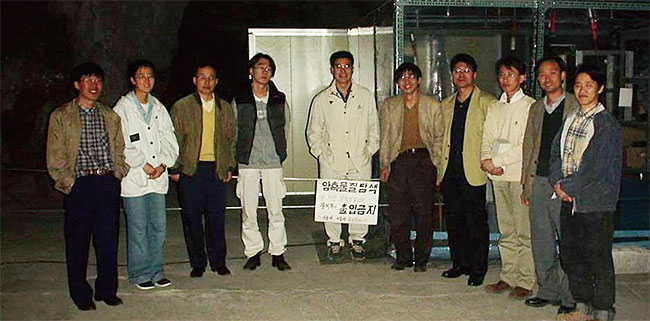 경기도 청평양수발전소 지하에 한국 최초의 지하 암흑물질 실험(KIMS)장비를 설치하고, 그 앞에서 사진을 찍은 KIMS 연구진. 오른쪽 두 번째가 김선기 교수이고, 오른쪽 다섯 번째가 김영덕 현 IBS지하실험연구단 단장이다. ⓒphoto 김선기 교수