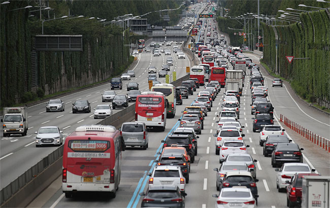 지난해 추석 연휴 첫날 무료통행을 실시한 고속도로에 쏟아져 나온 차량들. ⓒphoto 뉴시스