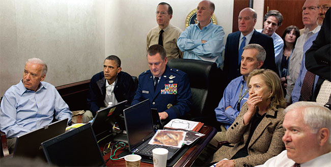 버락 오바마 대통령이 빈 라덴 사살 작전을 지휘하고 있다.