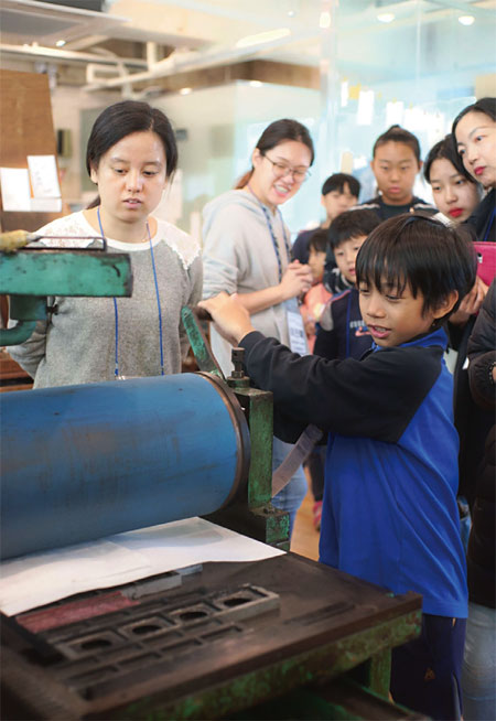 2018년 진행한 ‘한글여행’ 당시 한 이주아동이 금속활자 인쇄술을 체험하고 있다.