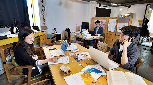 이진혜 변호사(왼쪽)와 이제호 변호사가 사무실에서 업무를 보고 있다. 뒤 책상에선 자원봉사자 정재호씨가 일을 돕고 있다. ⓒphoto 한준호 영상미디어 기자