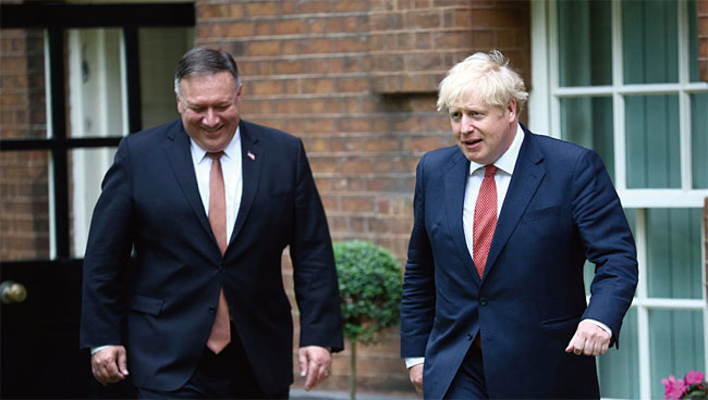 지난 9월 21일 영국을 방문한 폼페이오 미 국무장관(왼쪽)이 보리스 존슨 영국 총리와 환담하고 있다. ⓒphoto 뉴시스