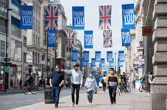 영국 런던 옥스퍼드 거리를 걷는 시민들. ⓒphoto 뉴시스