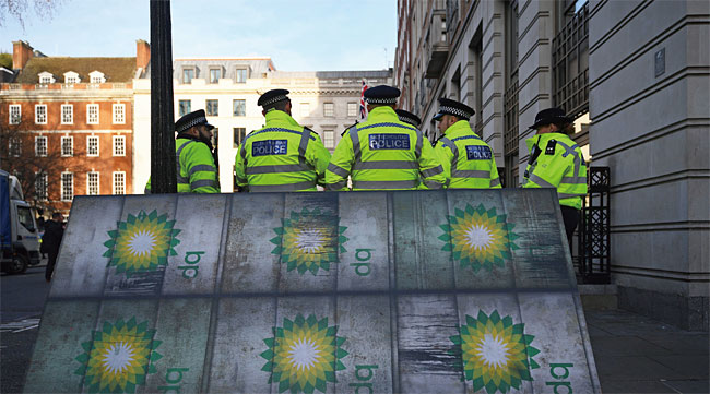 영국의 대표적 기업인 BP(영국석유) 런던 본사 앞을 경찰이 시위대로부터 지키고 있다. BP 같은 기업의 인턴은 연줄이 없으면 쉽지 않다. ⓒphoto 뉴시스