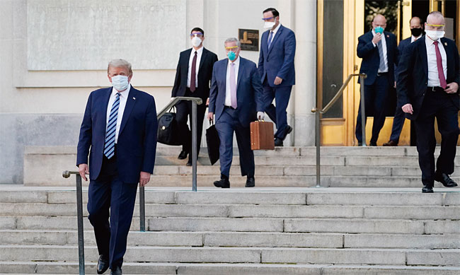 지난 10월 5일(현지시각) 월터리드 군병원을 퇴원해 나오고 있는 도널드 트럼프 미국 대통령. ⓒphoto 뉴시스