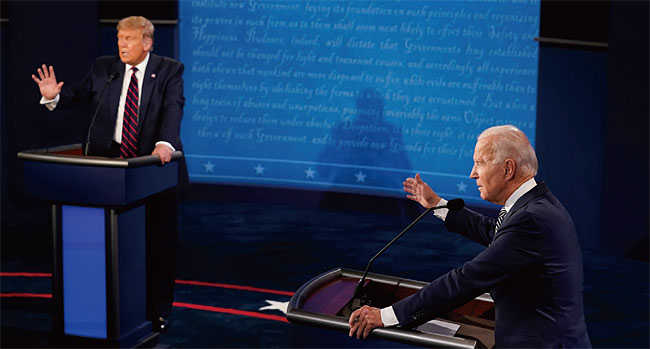 도널드 트럼프 미국 대통령(왼쪽)과 조 바이든 민주당 대선후보가 지난 9월 29일(현지시각) 오하이오주 클리블랜드에서 대선후보 첫 TV토론을 벌이고 있다. ⓒphoto 뉴시스