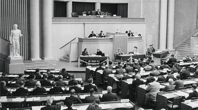 각국 대표들이 1949년 스위스 제네바에서 민간인 보호에 관한 제네바 제4협약을 논의하고 있다. ⓒphoto ICRC
