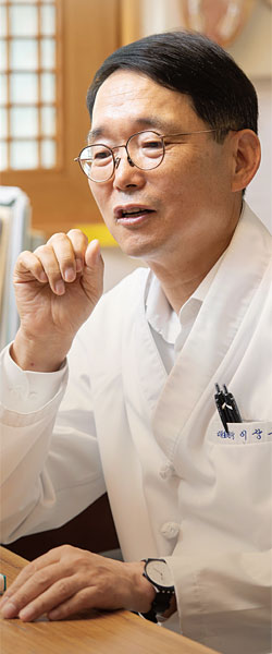 ‘코 전문의’ 이상곤 원장은 최근 출간한 ‘코의 한의학’(사이언스북스)을 통해 코로나19 시대에 있어 코 건강의 중요성을 역설했다. ⓒphoto 장은주 영상미디어 기자