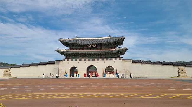 광화문 앞의 옛 월대터(붉은색 부분)와 엉뚱한 위치에 놓인 해태(사진 양옆). ⓒphoto 이동훈
