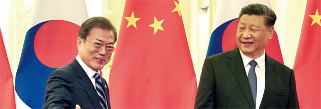 지난해 12월 23일 중국 베이징 인민대회당에서 열린 한·중 정상회담에서 문재인 대통령과 시진핑 주석이 회담장으로 향하고 있다. ⓒphoto 뉴시스