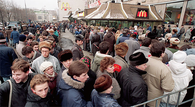 1990년 소련에 최초로 문을 연 맥도날드 모스크바 매장 앞에 시민들이 길게 줄을 서 있다. ⓒphoto rbth.com